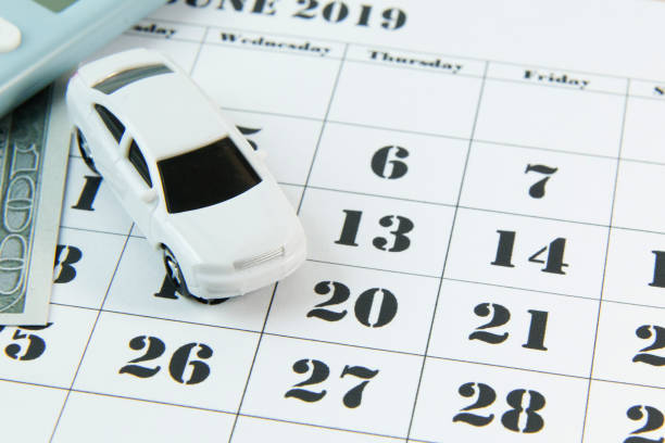 la voiture blanche sur l’image de fond de calendrier se bouchent. - car loan audio photos et images de collection