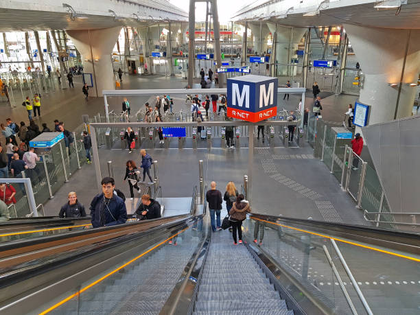 passagiers die reizen op bijlmer station in amsterdam nederland - bijlmer stockfoto's en -beelden