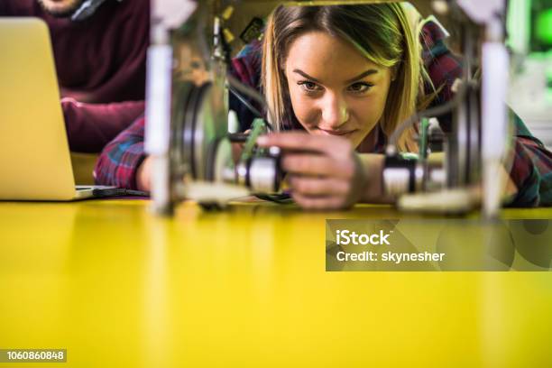 Junge Lächelnde Frau Roboter Teile Im Labor Untersuchen Stockfoto und mehr Bilder von Ingenieur