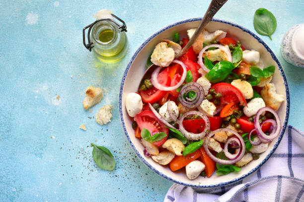 panzanella de salada de tomate italiano tradicional - mozzarella salad caprese salad olive oil - fotografias e filmes do acervo