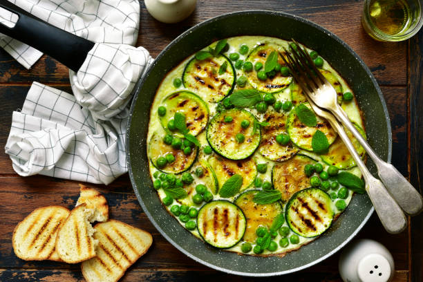 tortilla de patata con rodajas de calabacín a la plancha, arveja dulce y menta - roasted mint dinner vegetable fotografías e imágenes de stock