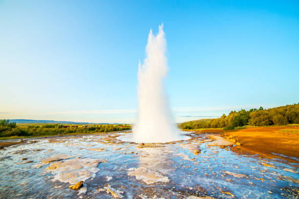 un paesaggio con geysir, islanda - iceland hot spring geothermal power station geyser foto e immagini stock