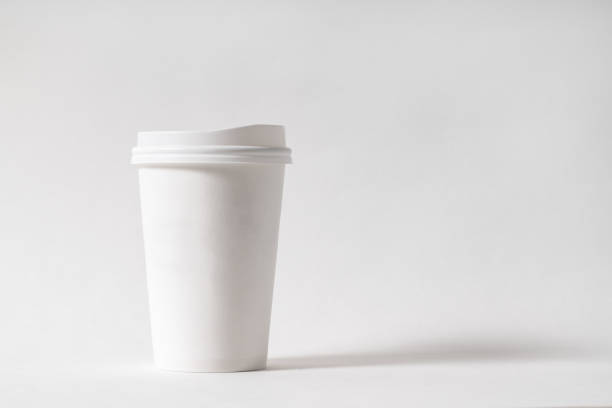 белый бумажный стакан на белом фоне. - coffee cup cup disposable cup take out food стоковые фото и изображения