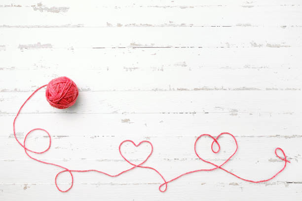 czerwona nić, dwa serca i plątanina - wool knitting heart shape thread zdjęcia i obrazy z banku zdjęć