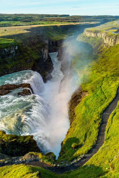 una vista de la cascada de gullfoss en islandia - gullfoss falls fotografías e imágenes de stock