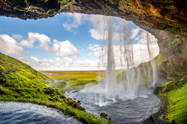 weergave van de seljalandsfoss, een van de mooiste watervallen in ijsland - skaftafell national park stockfoto's en -beelden