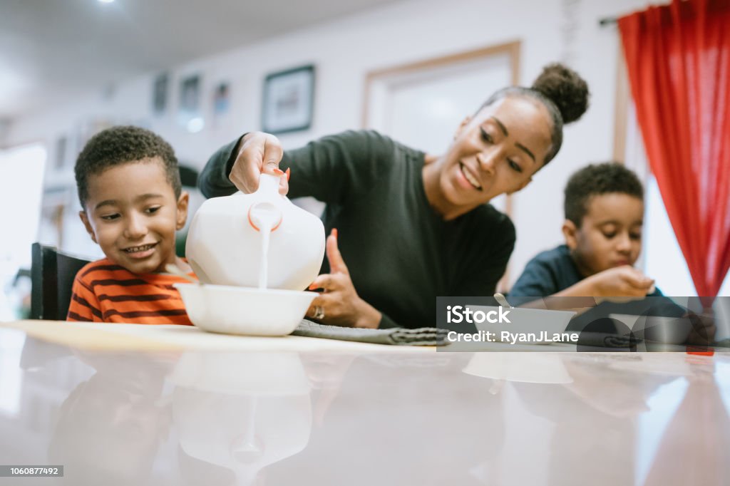 Moeder eten ontbijt met haar twee jongens - Royalty-free Kind Stockfoto