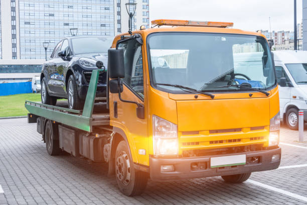 旅客車は、交通機関の回復トラックに読み込まれます。 - towing tow truck truck semi truck ストックフォトと画像