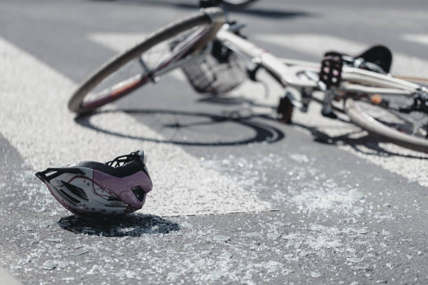 closeup de casco y bicicleta en una líneas peatonales después de incidente de peligro con un coche para niños - colliding fotografías e imágenes de stock