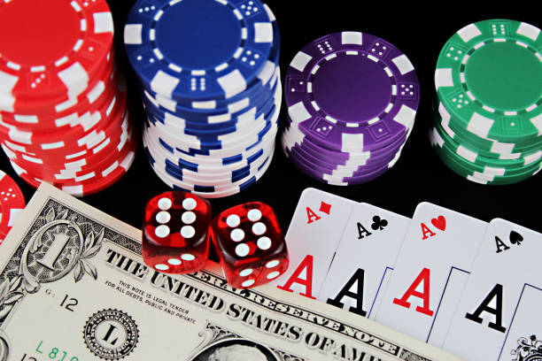 pokerchips und geld - gambling chip gambling internet isolated stock-fotos und bilder