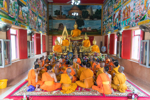 ceremonia de la ordenación de monje budista en capilla del templo tailandés - monk meditating thailand bangkok fotografías e imágenes de stock