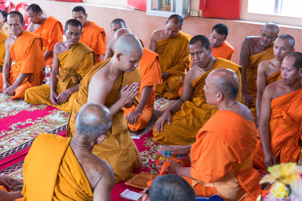 タイの寺院の礼拝堂に僧侶の調整式 - monk meditating thailand bangkok ストックフォトと画像