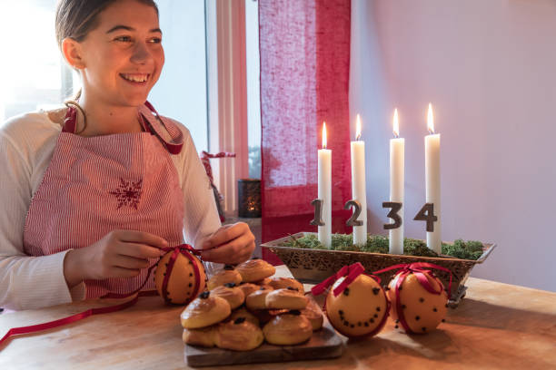 flickan ler medan att göra juldekorationer - swedish christmas bildbanksfoton och bilder