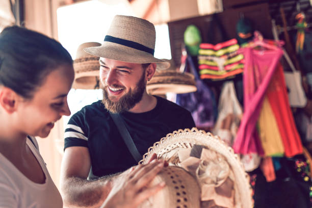 vendedor de mercado barbudo con sombrero a una dama - market market stall shopping people fotografías e imágenes de stock