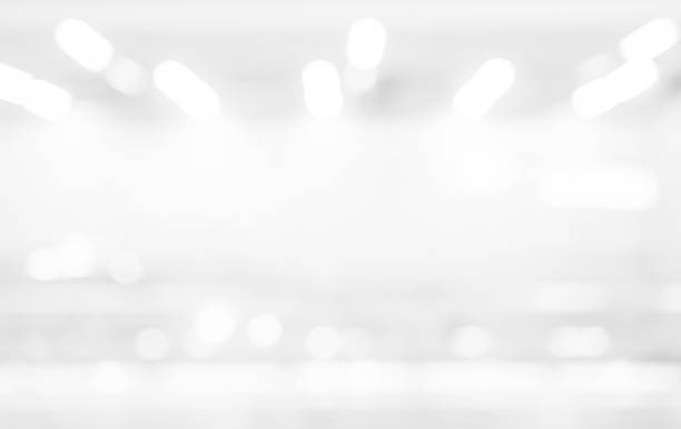 resumen de desenfoque exposición del fondo de color blanco plata con bokeh luz para el concepto de elemento de diseño - desenfoque de fondo gris plata fotografías e imágenes de stock