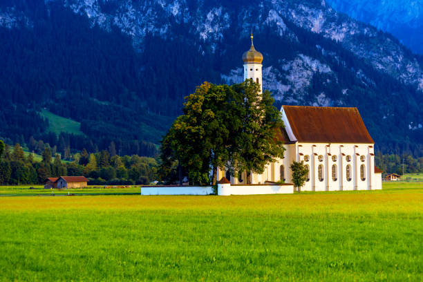 idílica st coloman igreja em allgau, alpes bávaros no verão, alemanha - st colomans church - fotografias e filmes do acervo