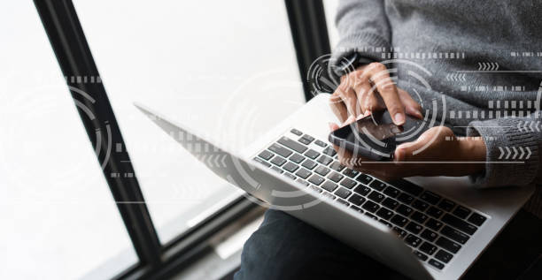 close-up na mão de homem de negócios segurando o smartphone para trabalhar ou usando o recurso no aplicativo com interface virtual tecnologia - security network security protection internet - fotografias e filmes do acervo