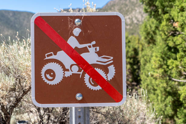 署名なしの 4 x 4 の atv (全地形対応車) または roading サイン オフ - off road vehicle quadbike motocross desert ストックフォトと画像