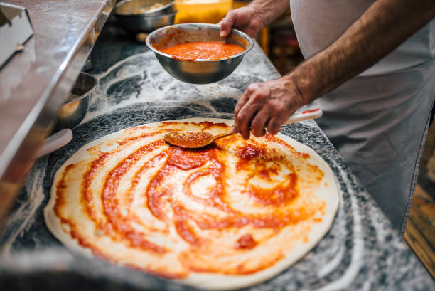 immagine ravvicinata dello chef che fa la pizza. - pizza one person service human hand foto e immagini stock