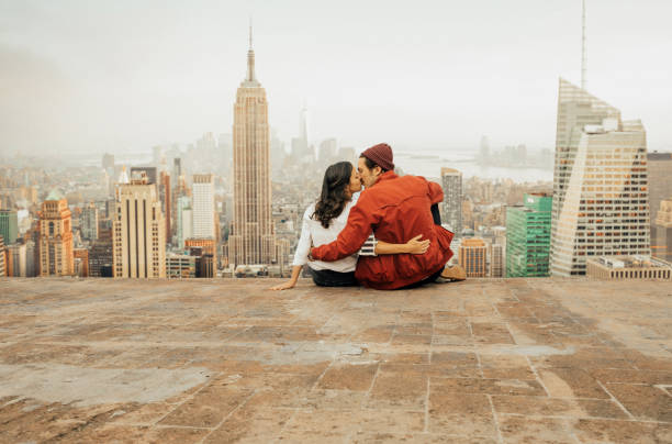 vista posteriore della coppia che si abbraccia a new york - new york city skyline new york state freedom foto e immagini stock