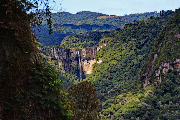 beautiful waterfall in urubici - natural phenomenon waterfall rock tranquil scene imagens e fotografias de stock