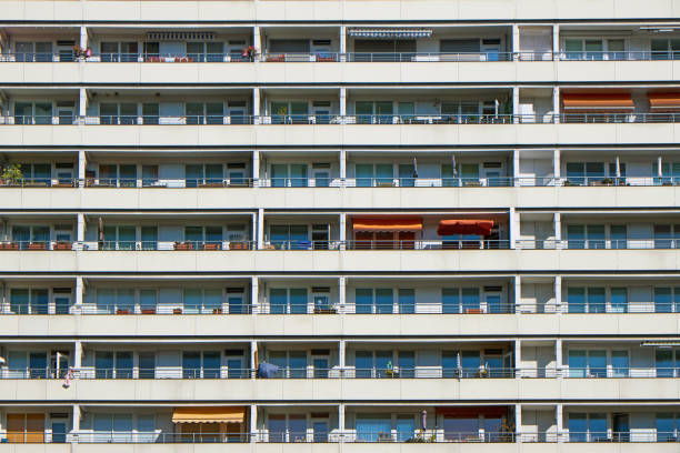 facciata di un edificio residenziale pubblico prefabbricato - sunblinds foto e immagini stock