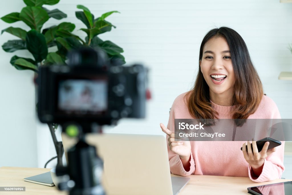 若い魅力的なアジア女性ブロガーやビデオブロガー カメラ目線と技術でビデオ撮影の話。ソーシャル メディア インフルエンサーの人々 やコンテンツ メーカーの概念でカジュアル スタイル� - インフルエンサーのロイヤリティフリーストックフォト