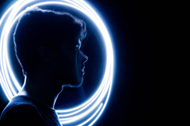 wireframe menschlichen gesicht profilbildnis auf blau, technologischen hintergrund. kreis licht malen, mann silhouette - raum eine person dunkelheit stehen gegenlicht stock-fotos und bilder