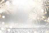 Gold und Silber Feuerwerk und Bokeh im New Year Eve und Kopie Raum. Zusammenfassung Hintergrund Urlaub.
