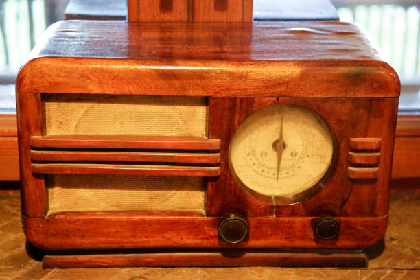 istock Old vintage radio 1061024586