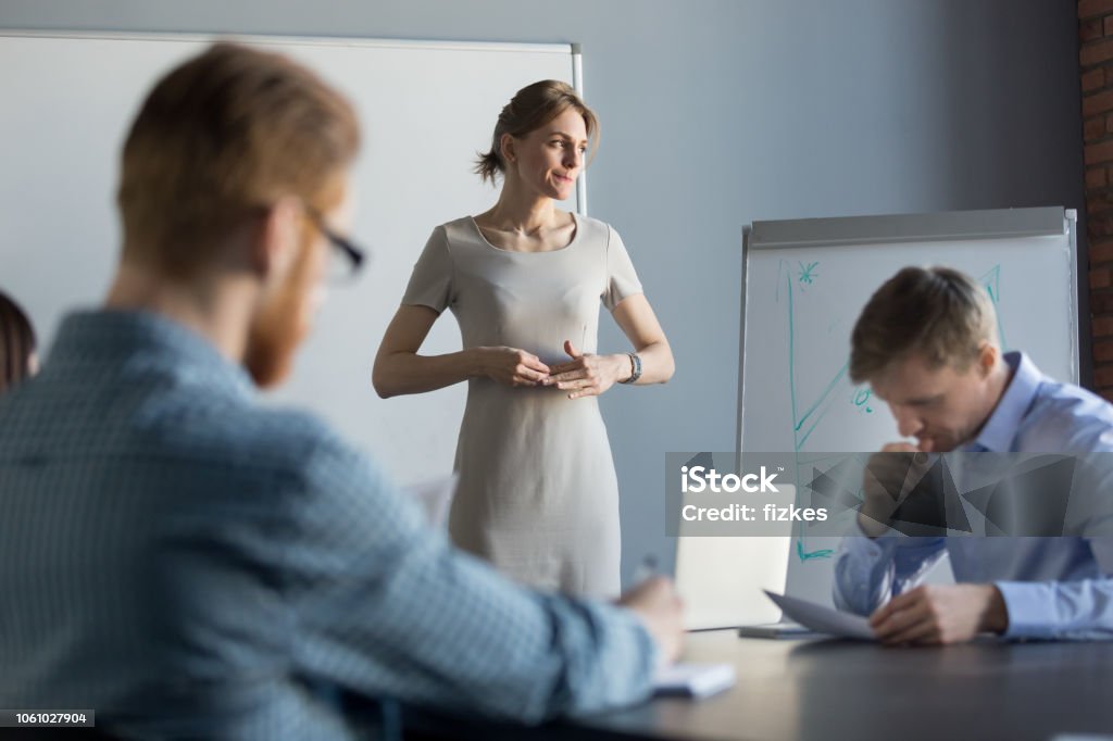 Donna d'affari stressata che si sente nervosa pensando al problema durante l'incontro - Foto stock royalty-free di Lavorare