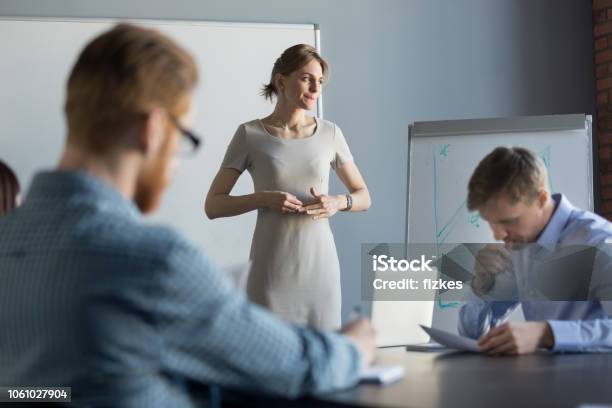 Foto de Salientou O Negócio Mulher Sensação Nervosa Pensando De Problema Na Reunião e mais fotos de stock de Trabalhar