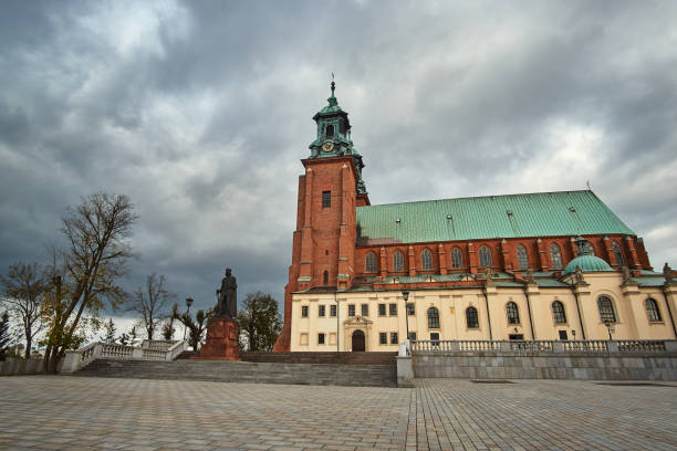 istock Statue and Gothic cathedral church in autumn 1061028210