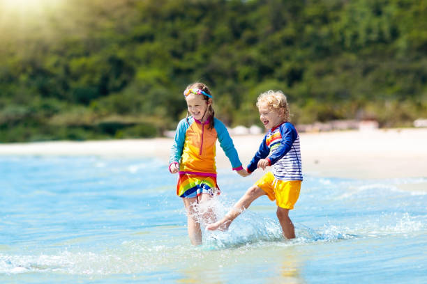 dzieci na tropikalnej plaży. dzieci bawiące się na morzu. - 16715 zdjęcia i obrazy z banku zdjęć