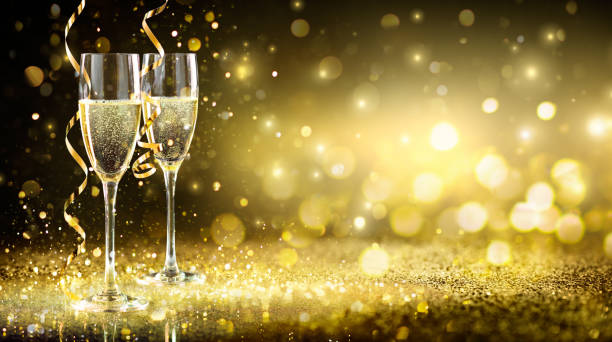 flauti champagne in sfondo scintillio d'oro - felice anno nuovo - champagne celebration glass black foto e immagini stock