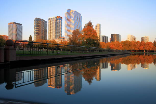 bellevue downtown park al tramonto, washington-usa - bellevue washington state foto e immagini stock