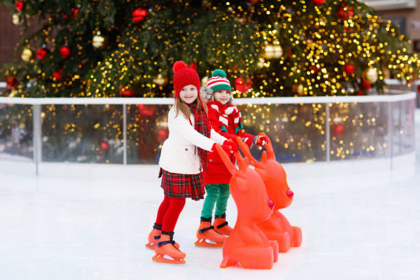 дети катаются на коньках зимой. коньки для детей. - 16723 стоковые фото и изображения