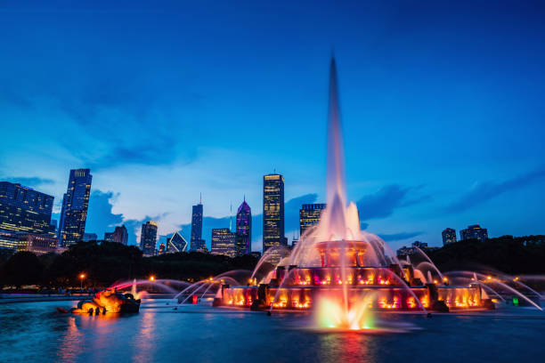 chicago buckingham fountain grant park night cityscape - chicago fountain skyline night imagens e fotografias de stock