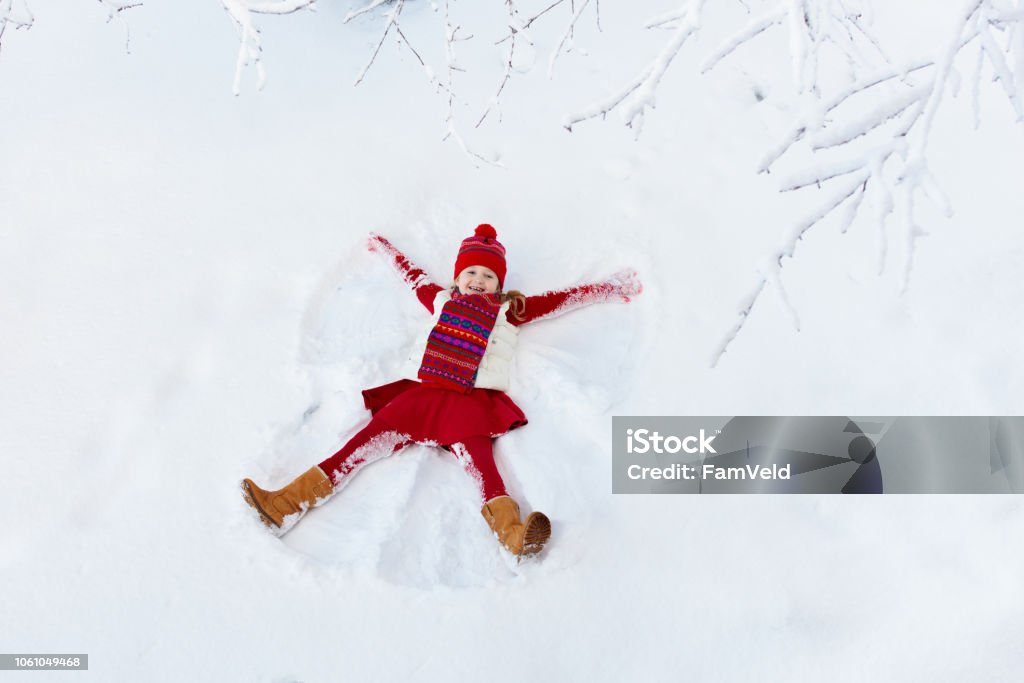 Kind machen Schnee-Engel. Kinder winter outdoor-Spaß. - Lizenzfrei Kind Stock-Foto