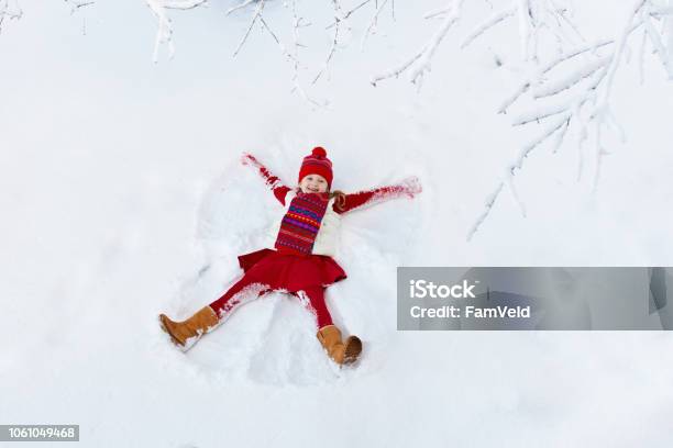 Kind Machen Schneeengel Kinder Winter Outdoorspaß Stockfoto und mehr Bilder von Kind