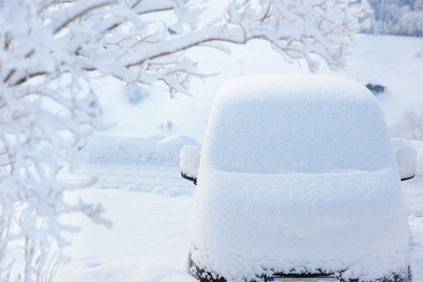 자동차 겨울 폭풍 후 눈으로 덮여. - snow car window ice scraper 뉴스 사진 이미지