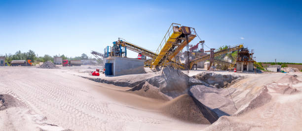 concasseurs, concasseur à cône type roche, pierre gravier granitique concassée dans une exploitation minière à ciel ouvert carrière de transport. usine de transformation de la pierre concassée et de gravier. l’extraction et le matériel d’exploi - rock quarry photos et images de collection