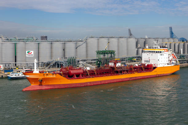 petrolero y silos puerto rotterdam - petrolium tanker fotografías e imágenes de stock