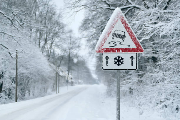 winter driving - schneefall auf einer landstraße. fahren auf es wird gefährlich... - driving conditions stock-fotos und bilder