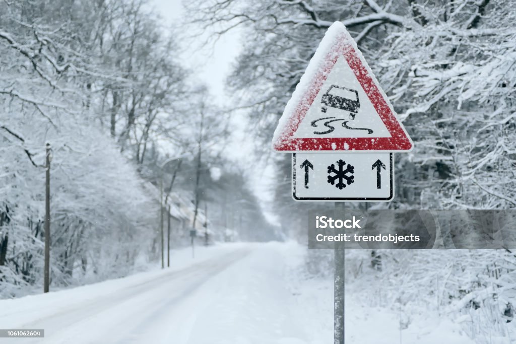 Conducción de invierno - fuertes nevadas en un camino rural. Conducción en él llega a ser peligroso... - Foto de stock de Invierno libre de derechos