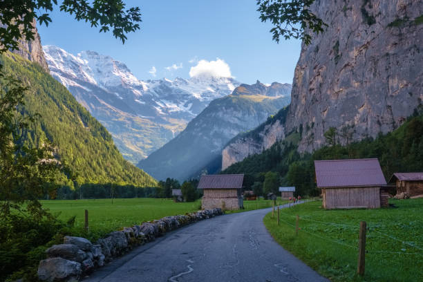 sonne setzt auf das lauterbrunnental (berner oberland, schweiz) - monch sun snow european alps stock-fotos und bilder