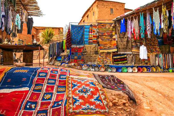 сувенирный магазин на открытом воздухе в касбах айт бен-хаду возле уарзазате в атласских горах марокко. художественная картина. мир красот� - traditional culture фотографии стоковые фото и изображения