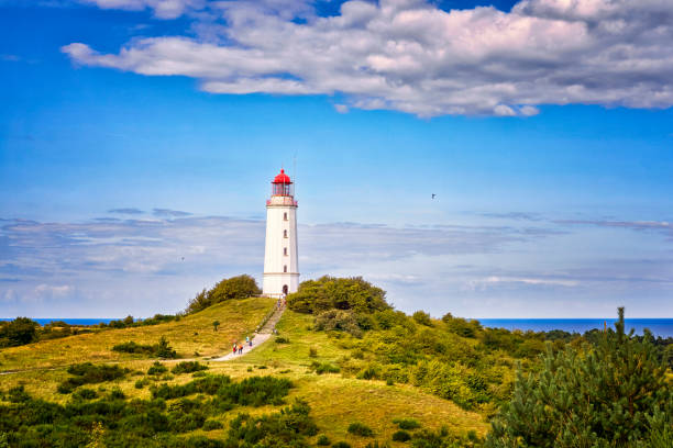 latarnia morska dornbusch położona na północy niemieckiej wyspy hiddensee na morzu bałtyckim przy słonecznej pogodzie - lighthouse sea beach germany zdjęcia i obrazy z banku zdjęć