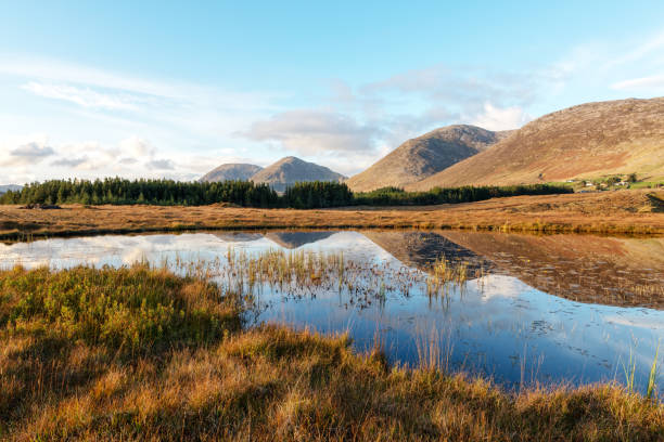 maumturk mountans, lake, autumn, sunset, ireland - republic of ireland imagens e fotografias de stock