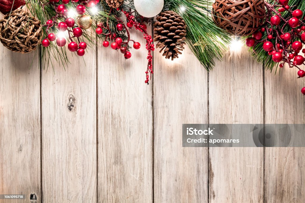 Luci e decorazioni natalizie che fanno una cornice con spazio di copia. Temi natalizi. - Foto stock royalty-free di Natale